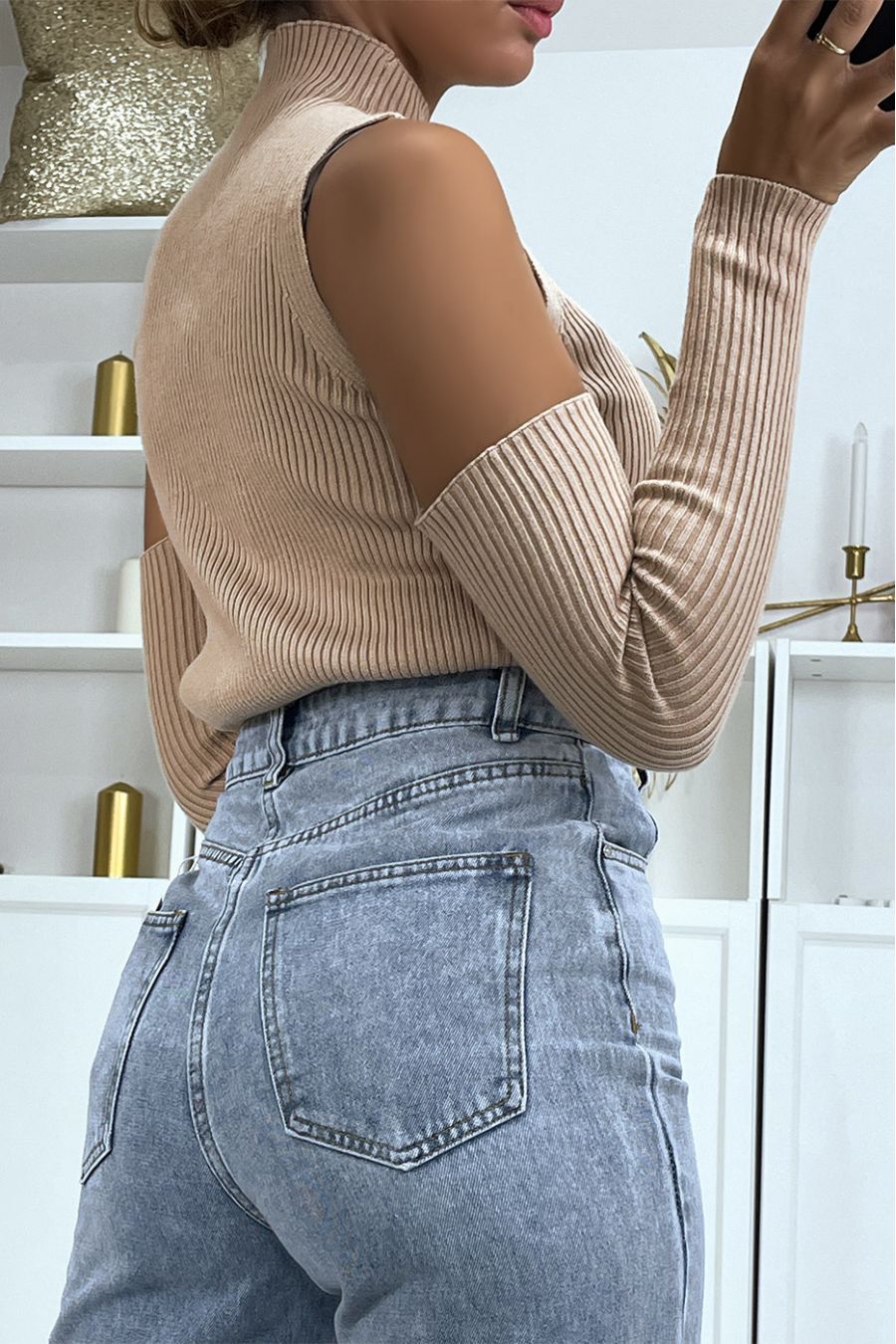 Camelkleurige geribbelde off-shoulder trui met hoge hals - 5