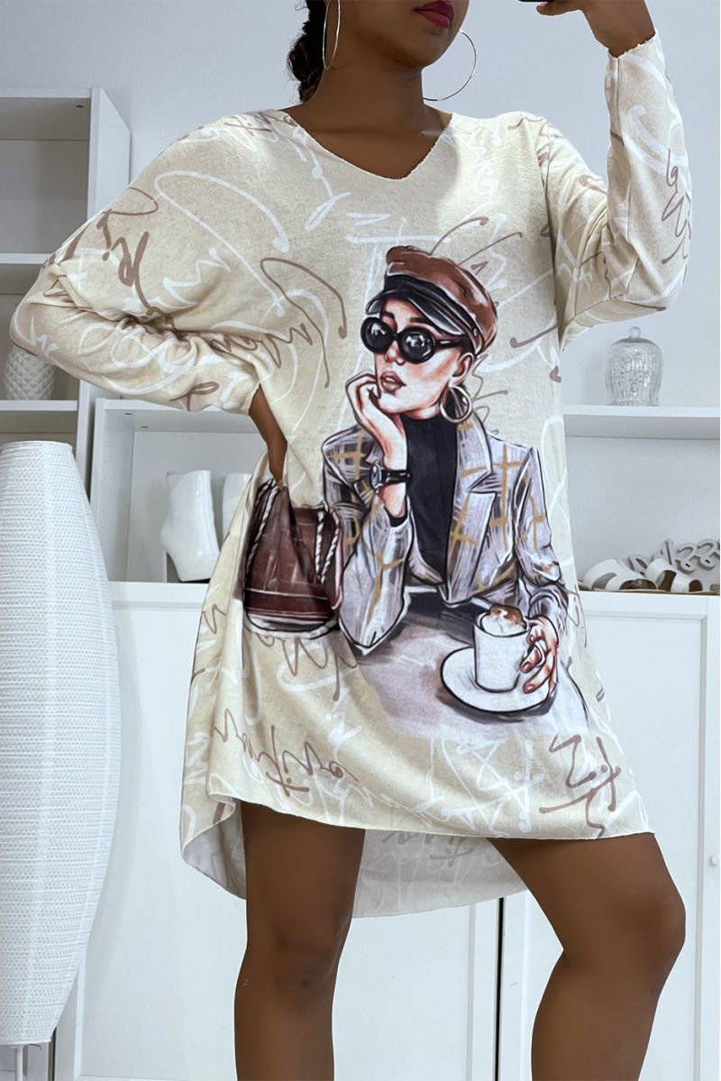 Light and oversized V-neck sweater dress with a fashionable woman's drawing print   - 1