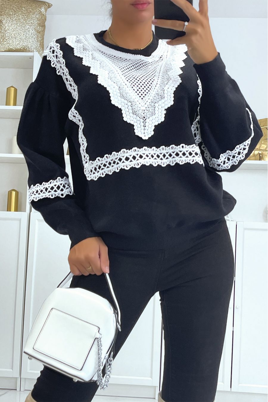 Nuttig Te voet emotioneel Zwarte oversized sweater pofmouw met kantpatroon. Dames trui