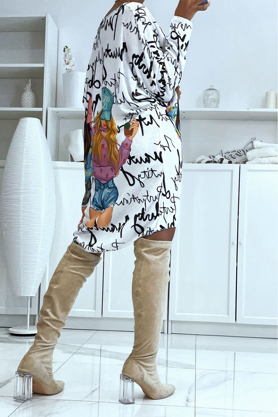 Long light and oversized white V-neck sweater with girly print - 2