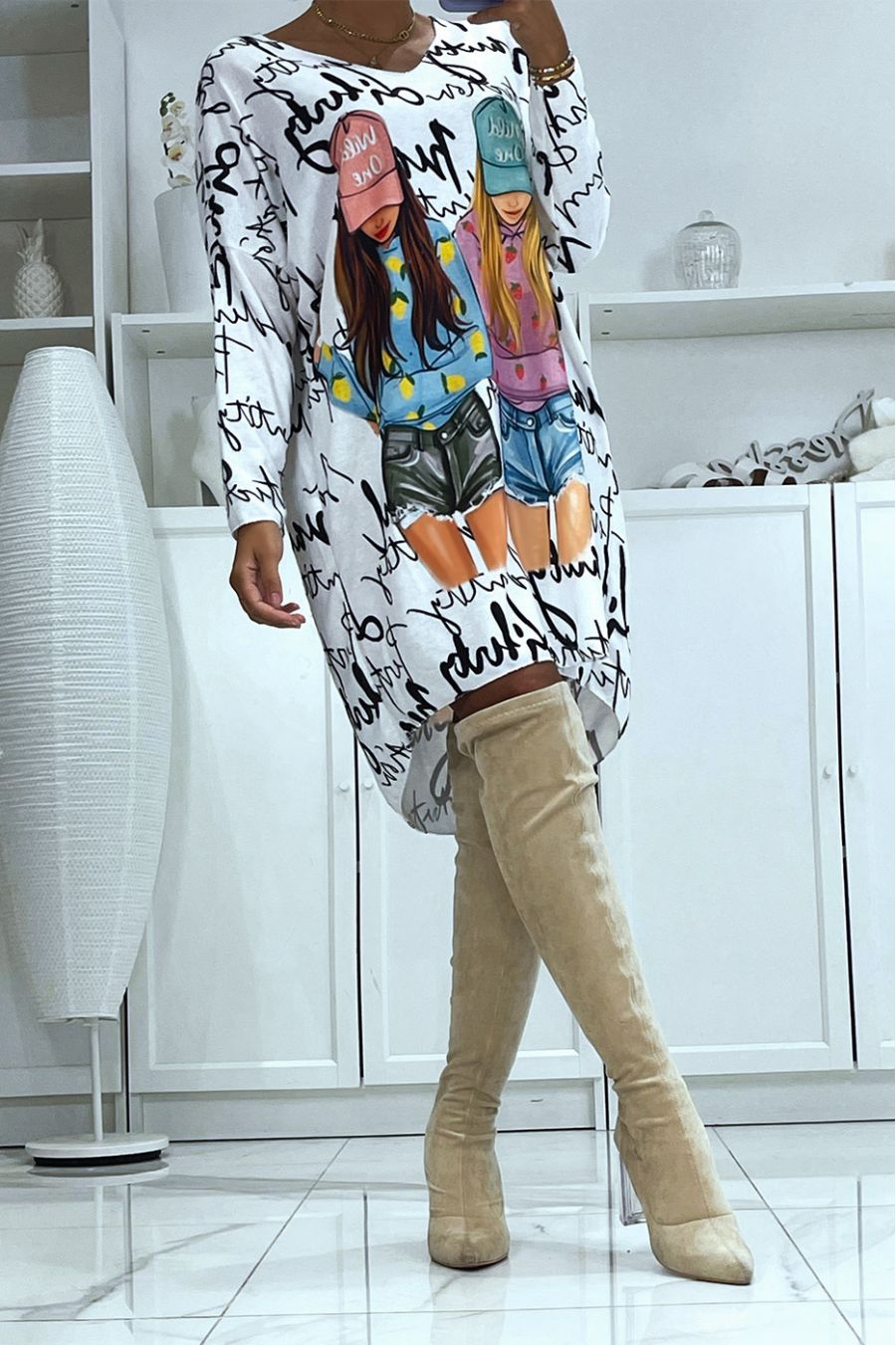 Pull long col V légère et oversize blanche à imprimé girly - 3