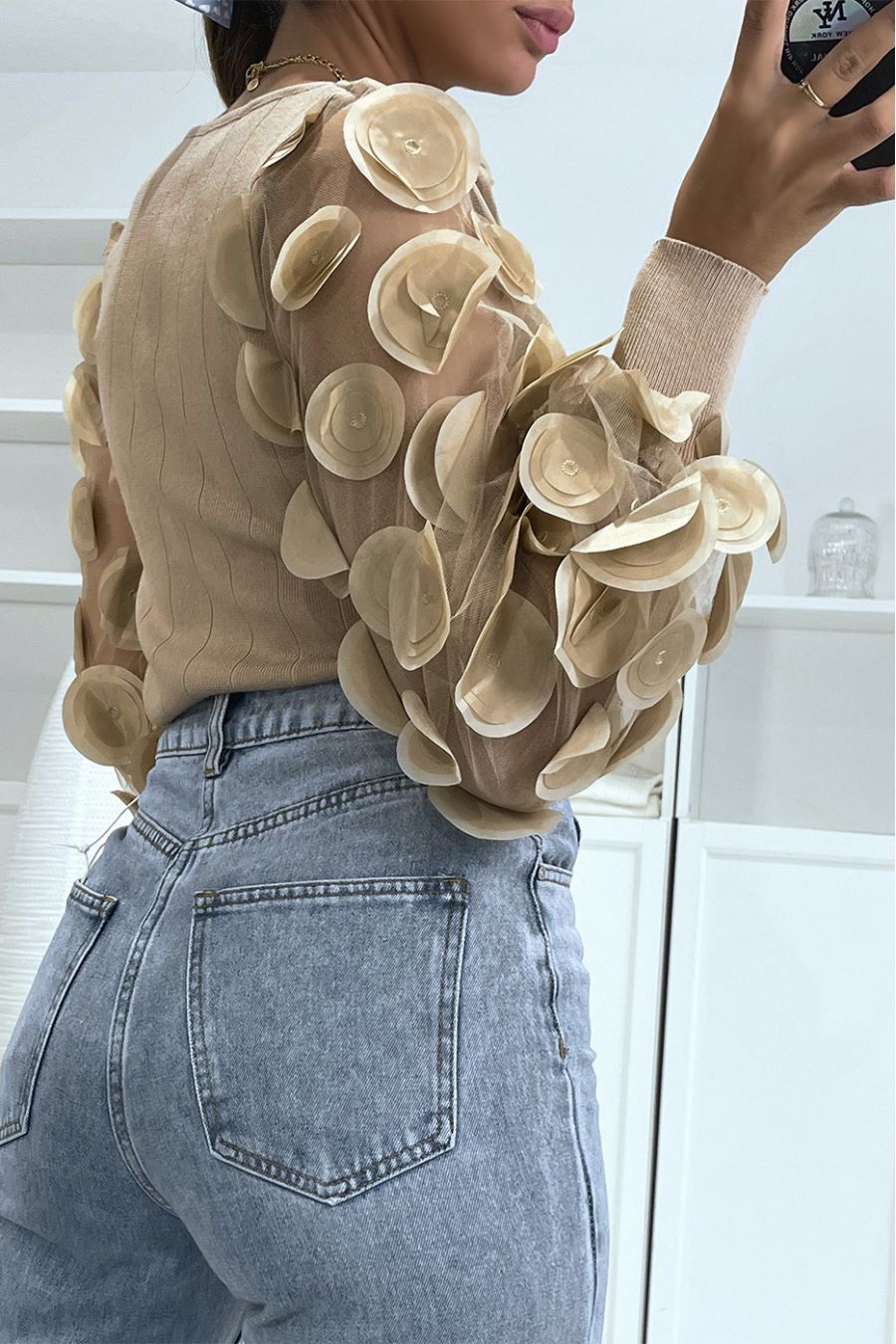 Camelkleurige geribbelde trui met tule en bloemblaadjes op de mouwen - 5