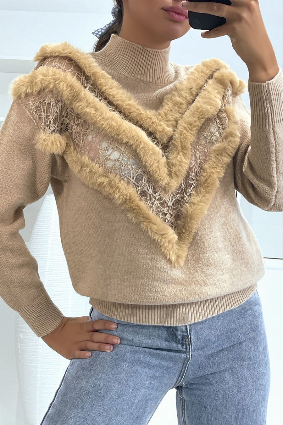 Pull camel à motif V en dentelle et fausse fourrure