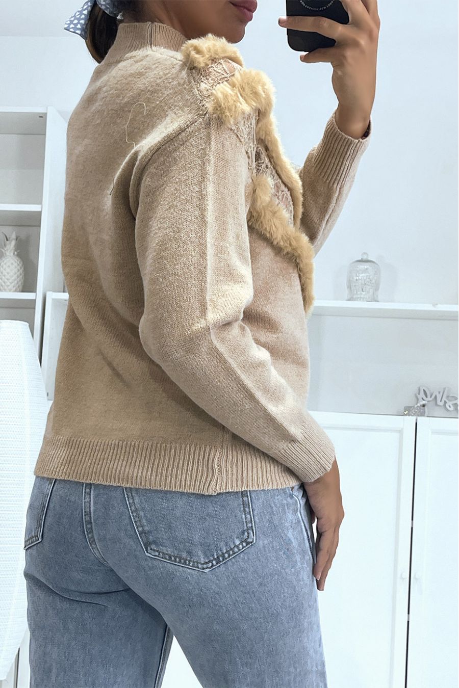 Camel trui met V-patroon en kant en imitatiebont - 3