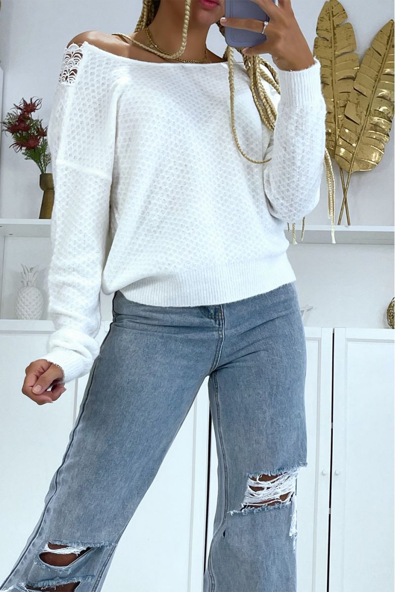 Lightweight white sweater with round neck and open back lace - 4