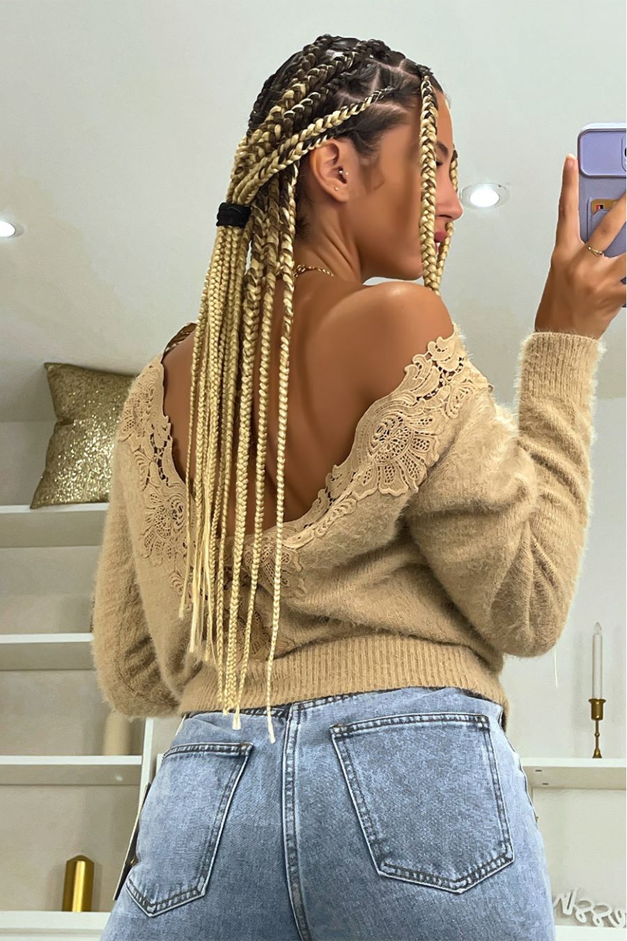 Beige pluizige trui met open rug en kanten details - 5