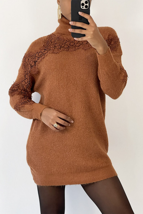Long camel turtleneck sweater with openwork embroidery details - 7