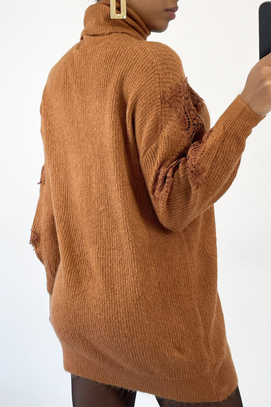 Long camel turtleneck sweater with openwork embroidery details - 6