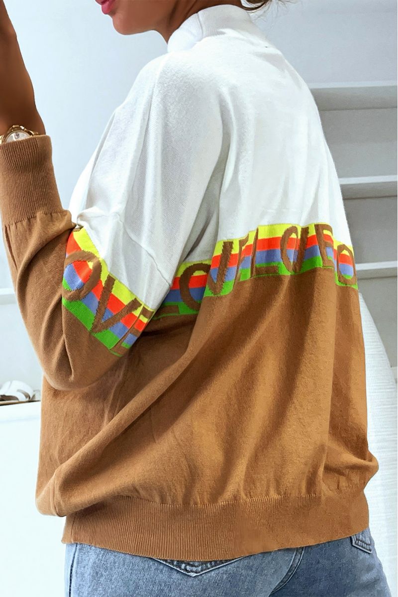 Camelkleurige sweater met opstaande kraag en LOVE-inscriptie - 3