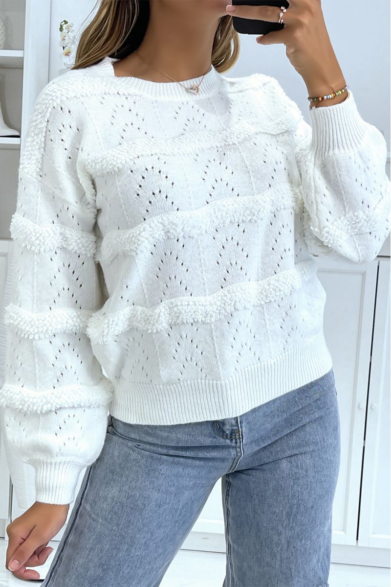 Short and fluid white sweater with long sleeves, round neck and horizontal wool effect pattern - 3