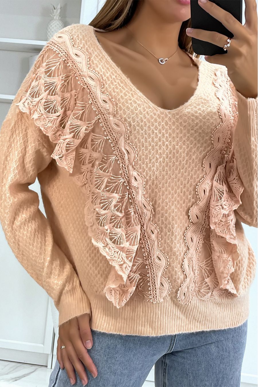 Pull col V rose à volants ajourés et belle broderie - 3