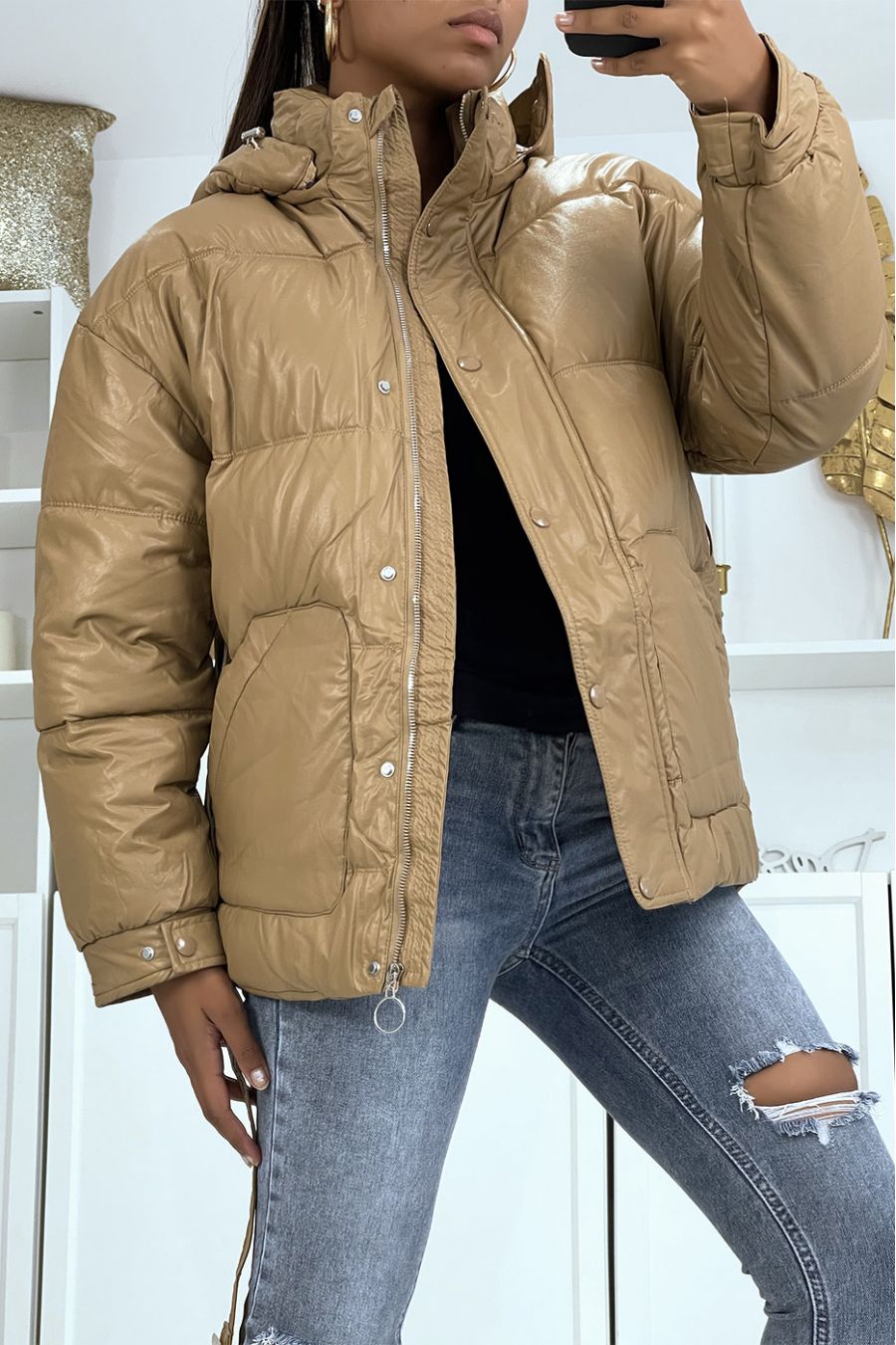 Warm en trendy matzwart driekwart donsjack met zakken en dikke capuchon - 1