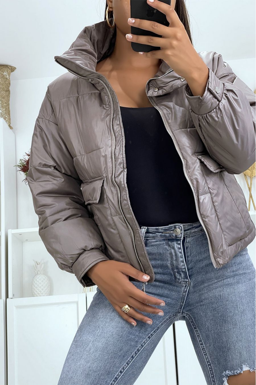 Warm en trendy matzwart driekwart donsjack met zakken en dikke capuchon - 2