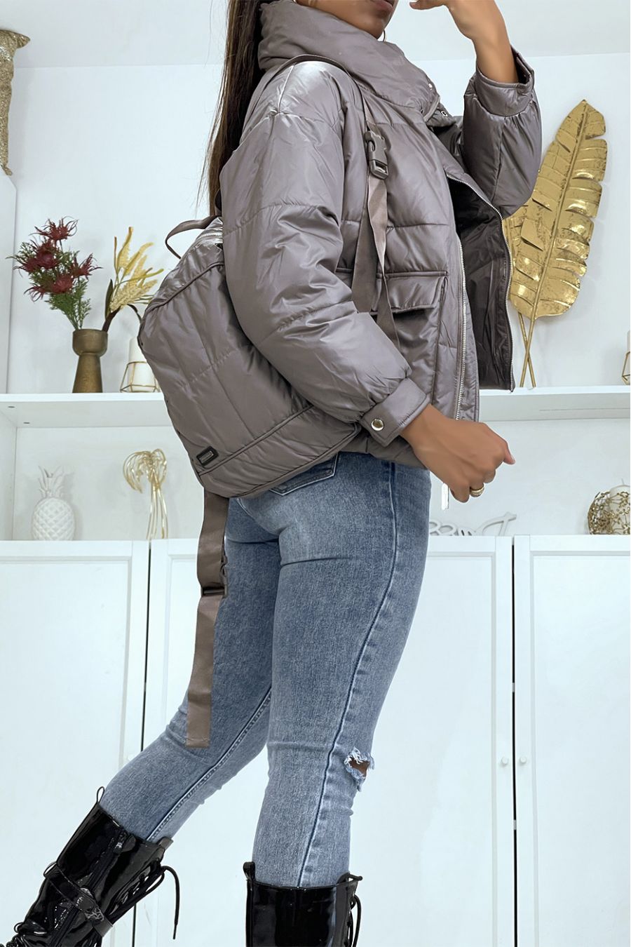 Doudoune courte taupe à coupe classique et ajustable avec sac à dos   - 6