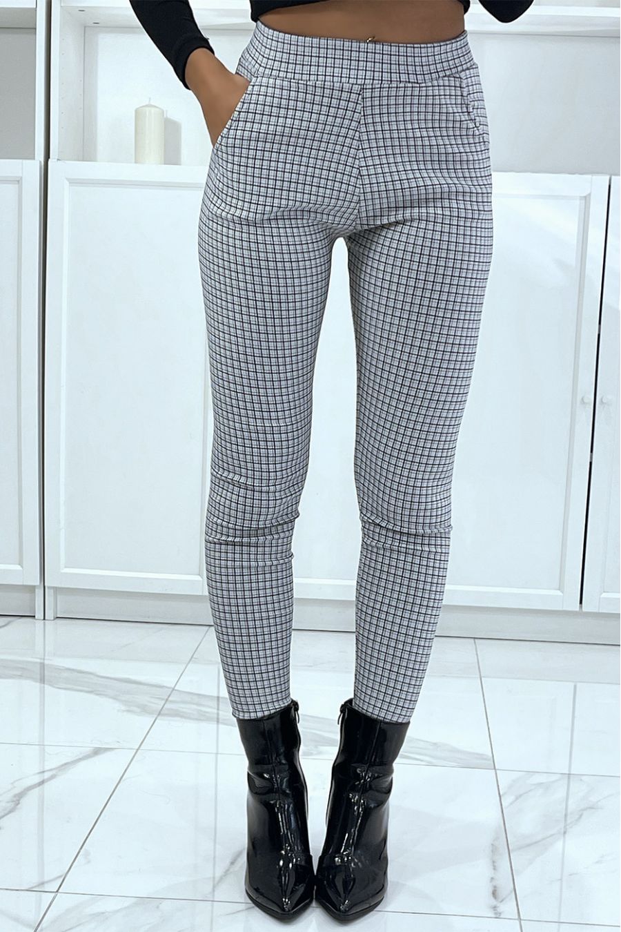 Pantalon slim blanc avec poches et joli motif pied de poule