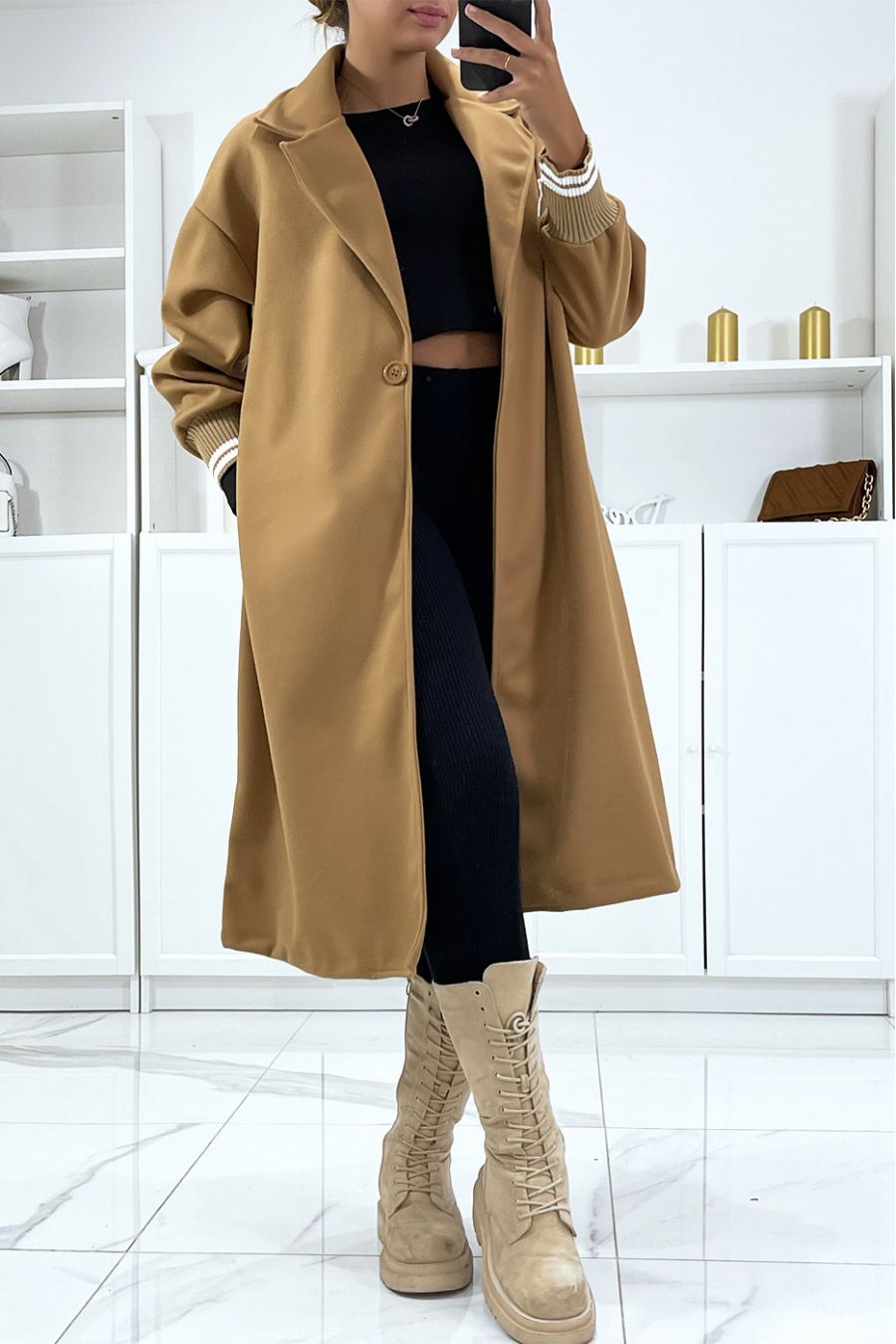 Lange oversized camel jas met ribbels op de mouwen