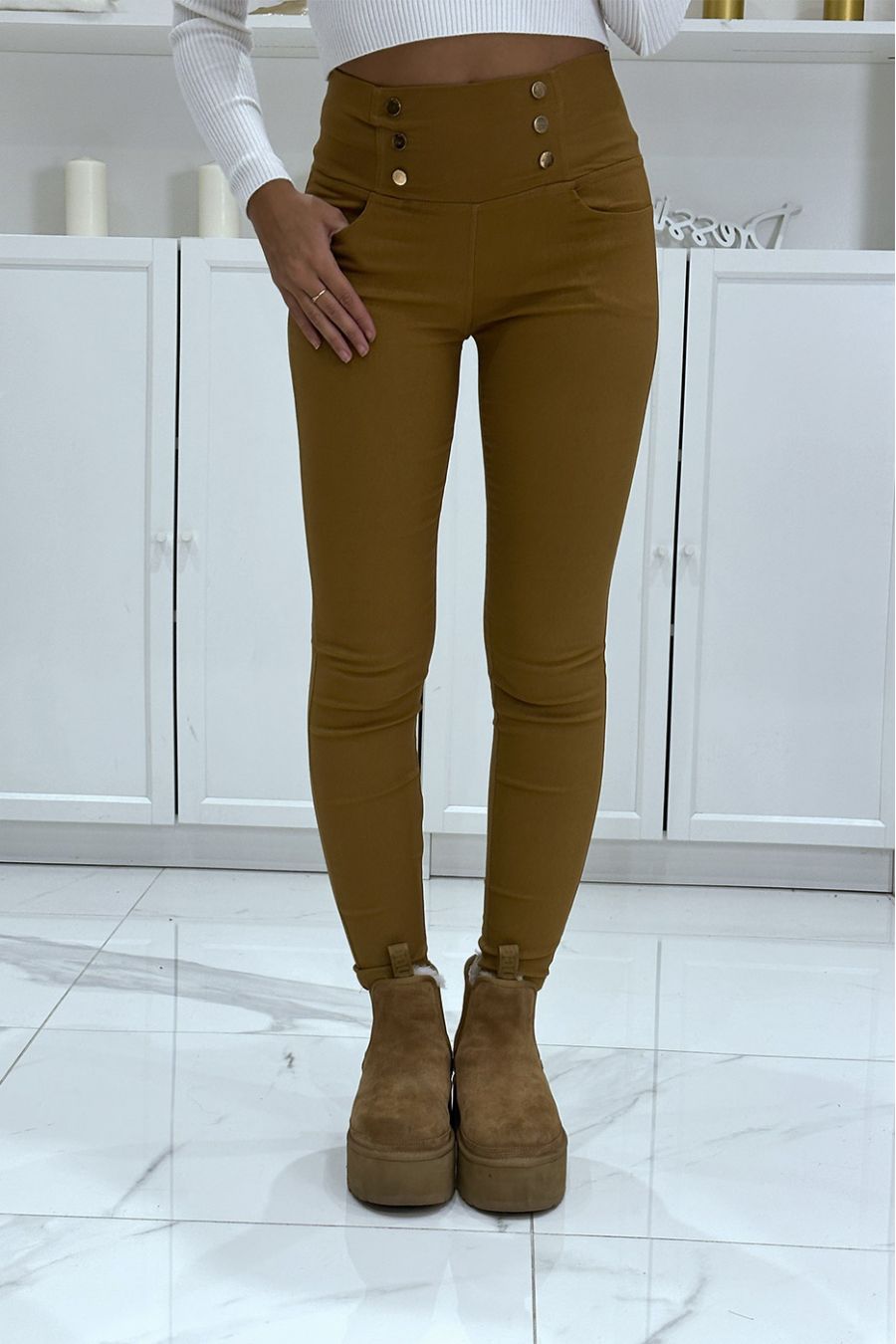 Pantalon slim camel extensible à taille haute et boutons dorés et poches - 2