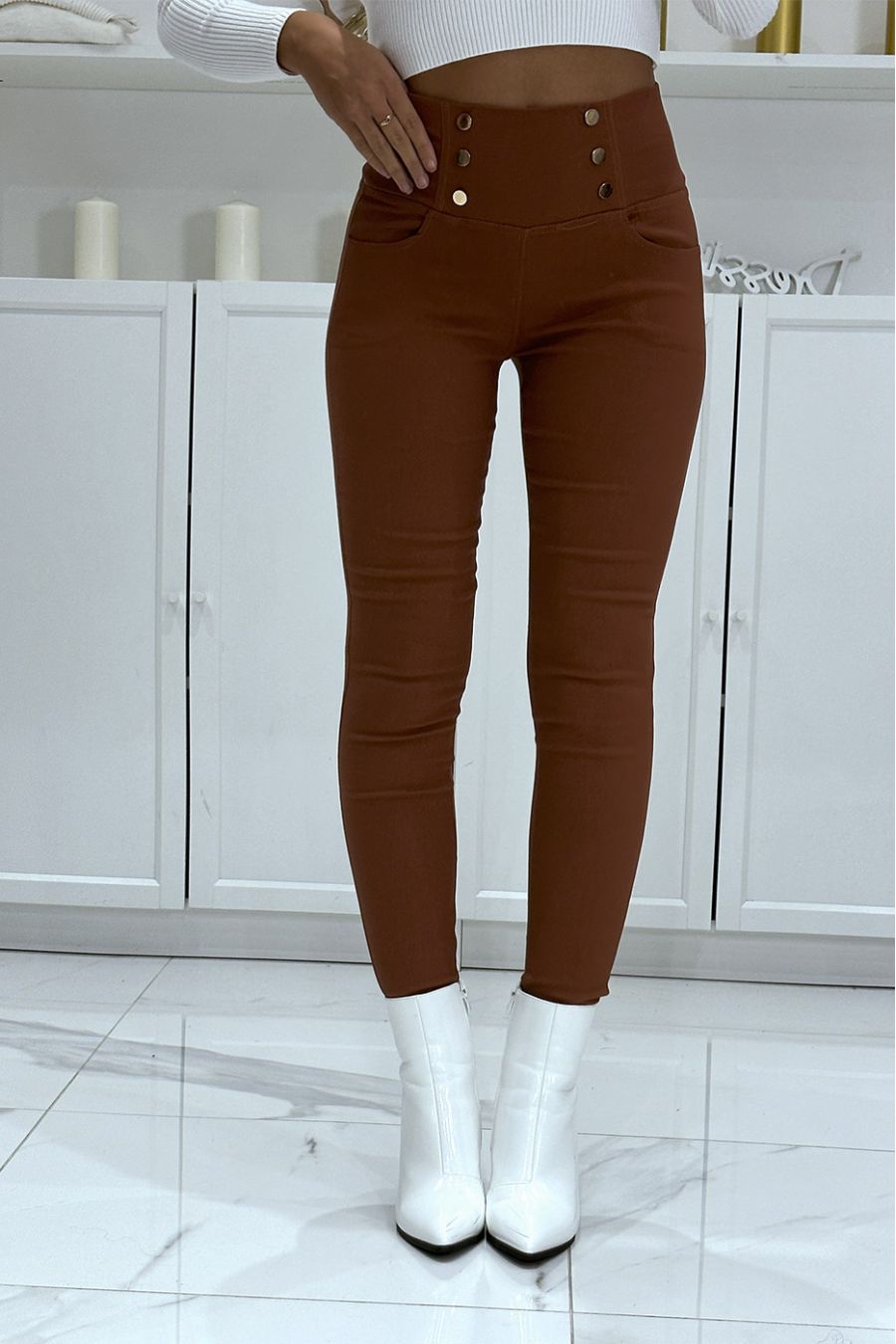 Stretch cognac slim pants with high waist and gold buttons and pockets - 2