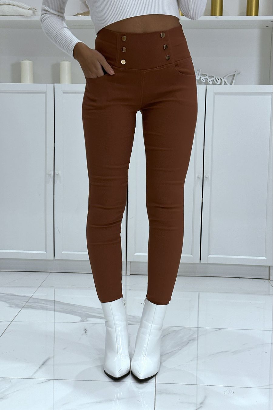 Stretch cognac slim broek met hoge taille en gouden knopen en zakken - 3