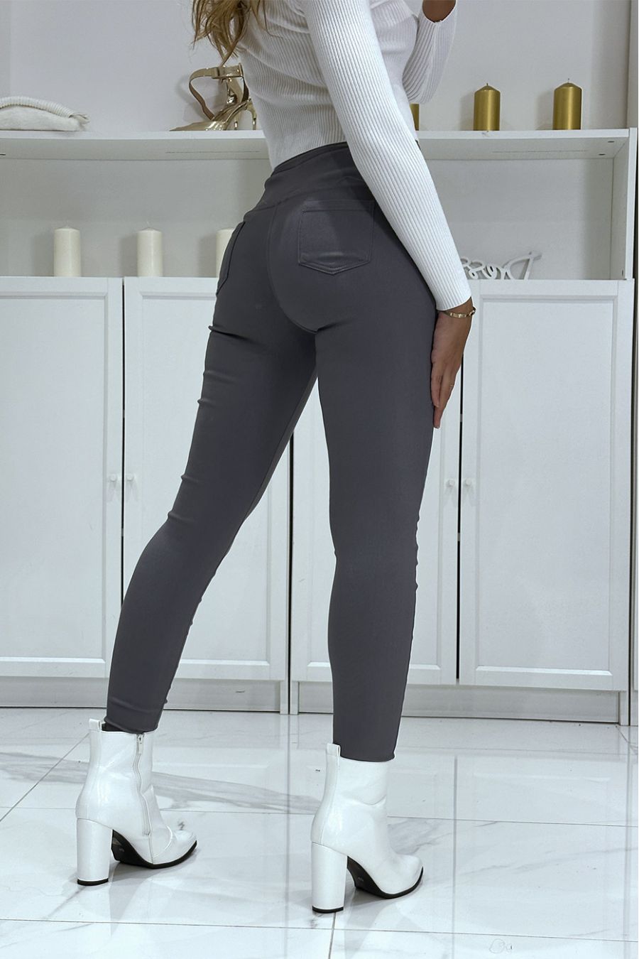 Pantalon slim gris extensible à taille haute et boutons dorés et poches - 4