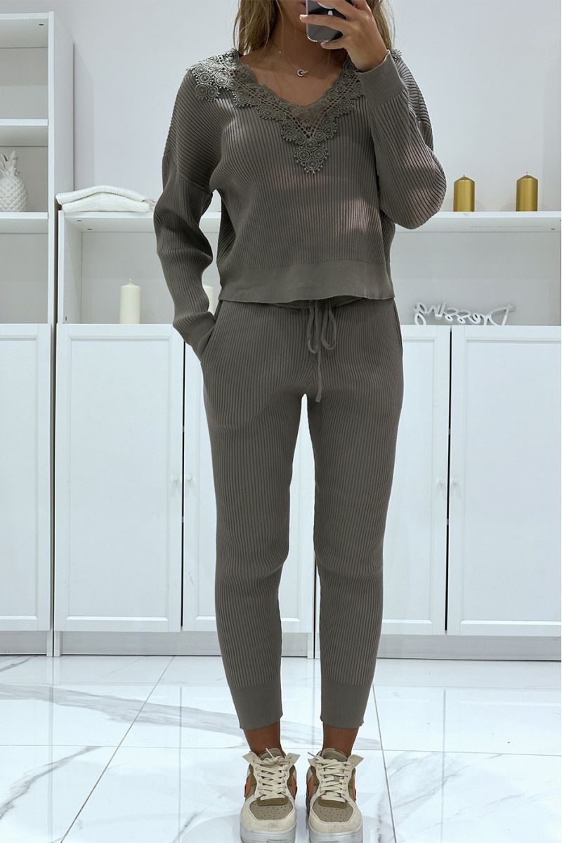 Top and khaki pants set in fine ribbed knit with plunging neckline and lace - 2