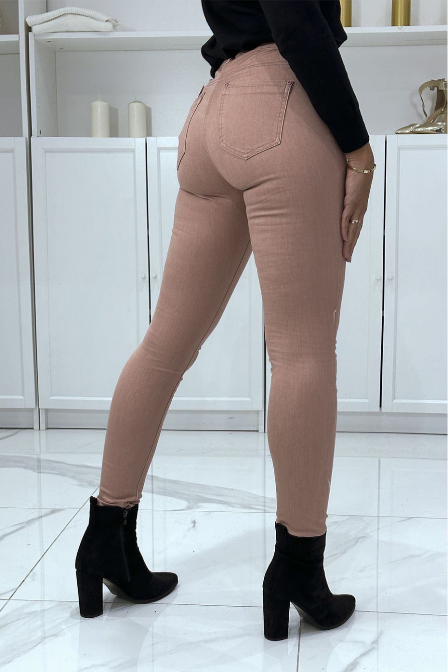 Stretchy pink slim jeans with pockets and zip closure - 1