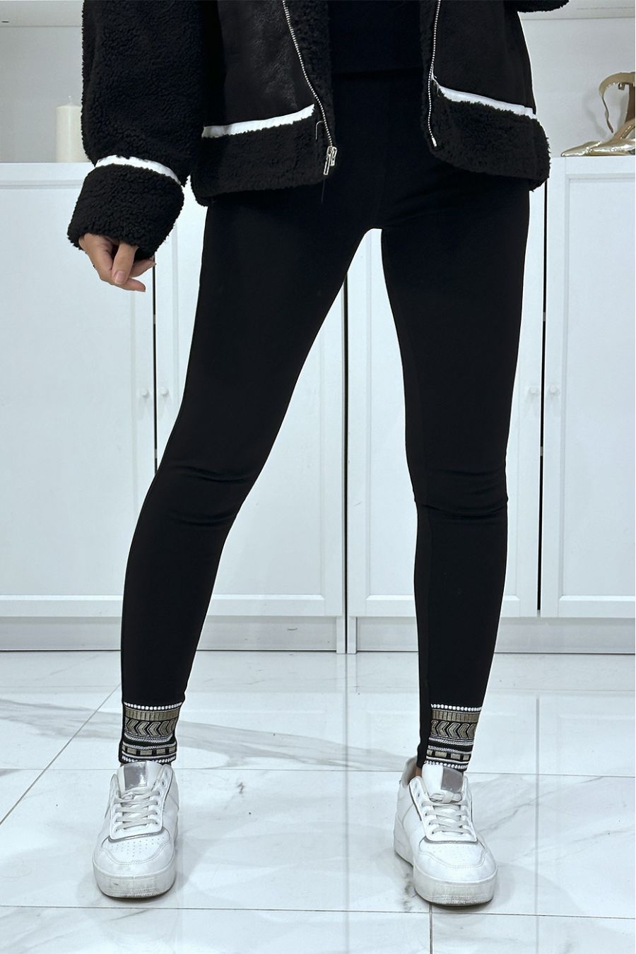 Zwarte slanke broek met fake zakken en Azteeks patroon op de voeten - 4
