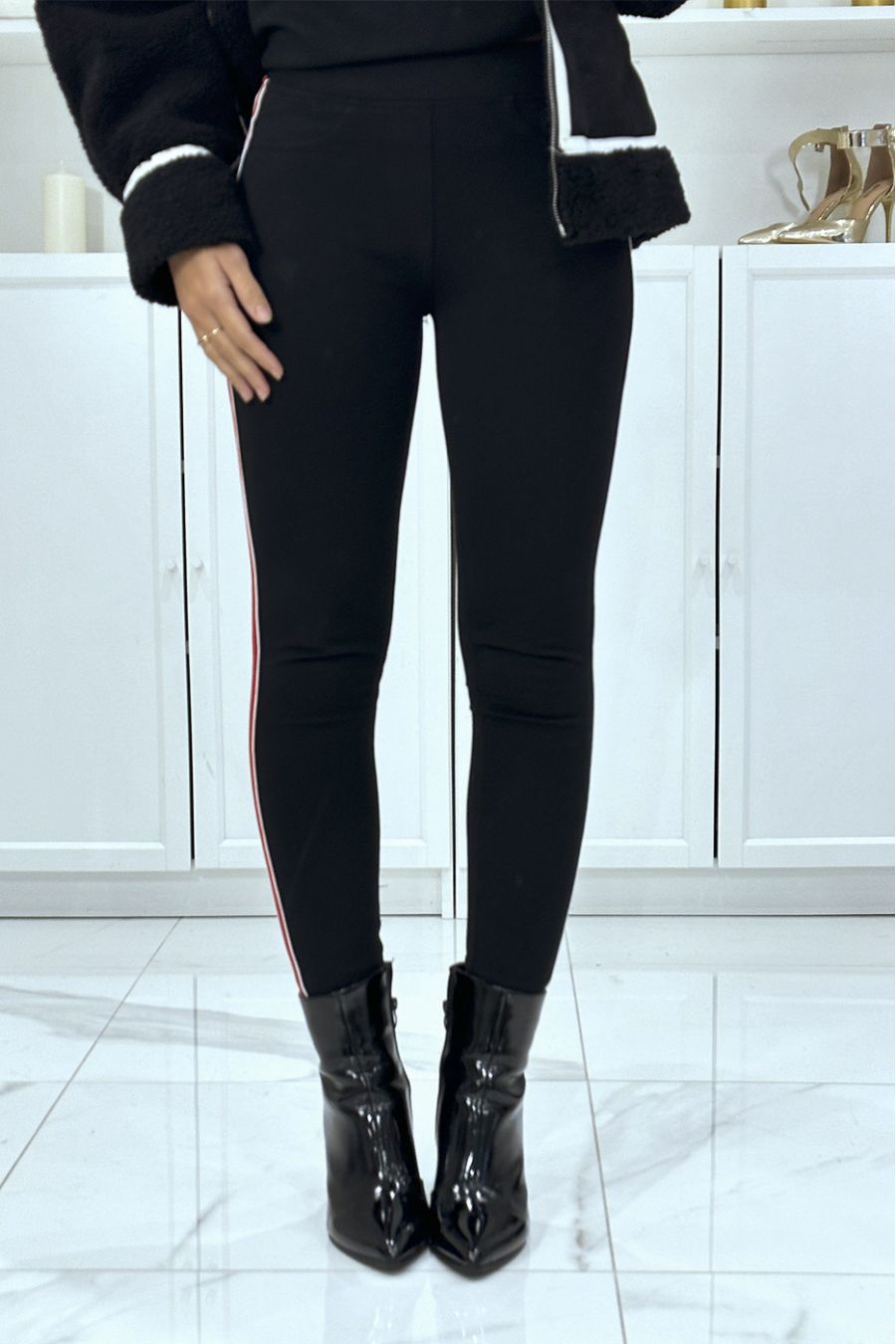 Pantalon slim noir à fausses poches et bandes sur les côtés