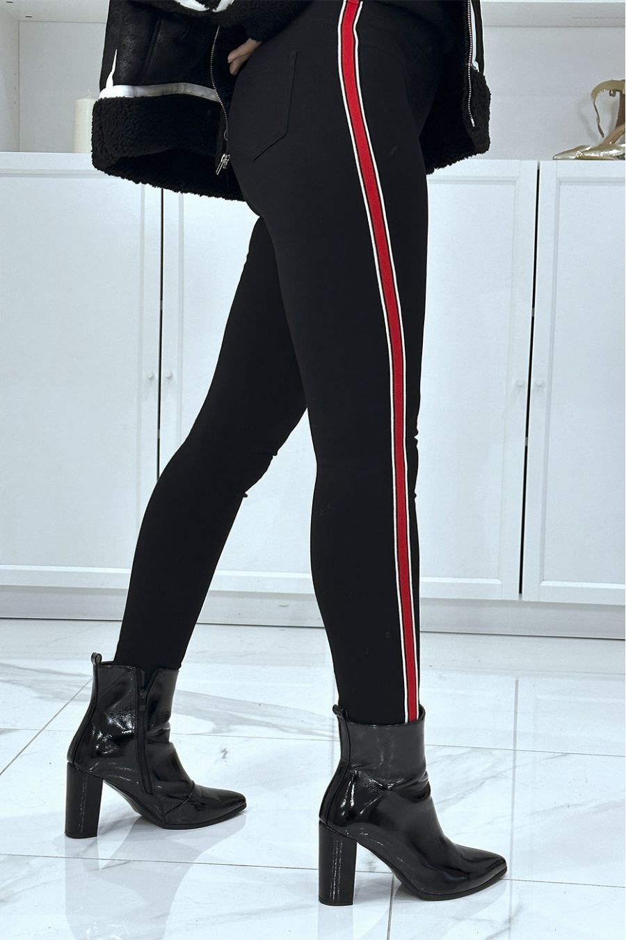 Pantalon slim noir à fausses poches et bandes sur les côtés - 3