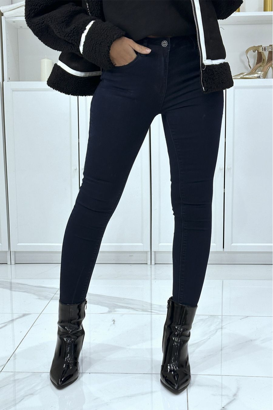 Slim stretch navy jeans with pockets and zip closure - 2