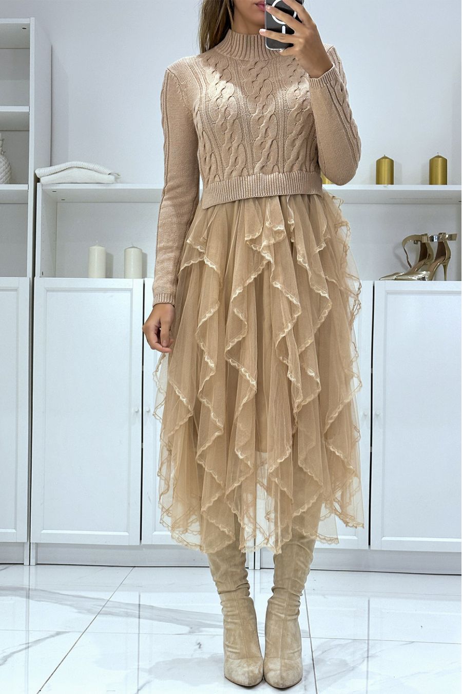 Hoogsluitende taupe sweaterjurk met fijn breiwerk, ruches en kant, feestjurk - 1