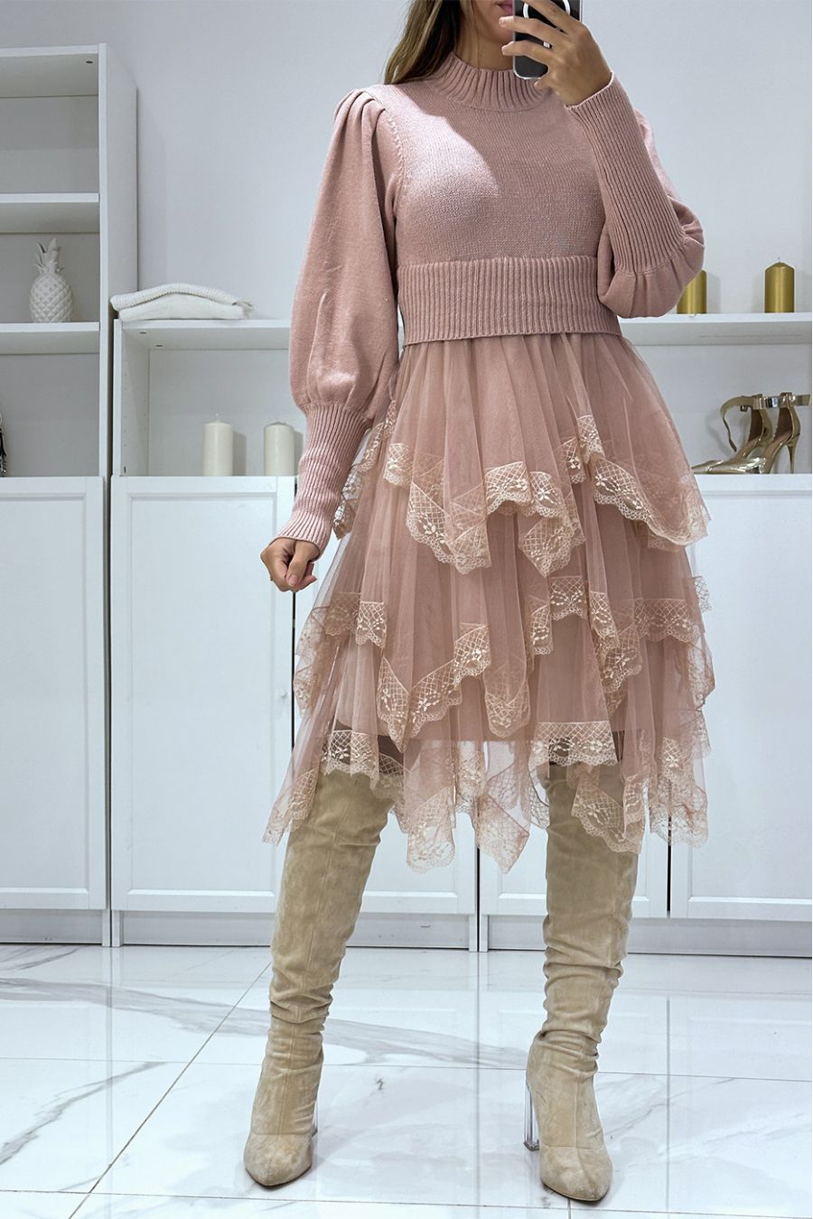 Hoogsluitende roze sweaterjurk met fijn breiwerk, ruches en kant, feestjurk - 1