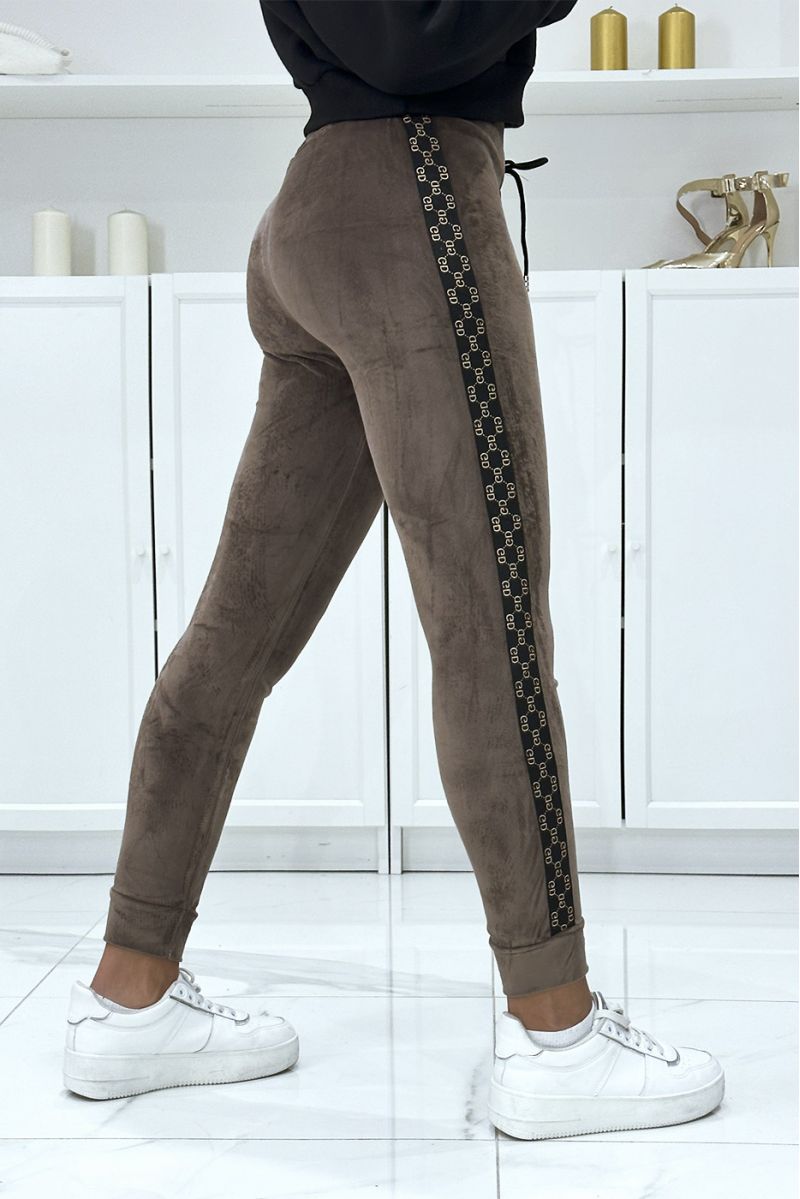 Taupe joggingbroek in perzikhuid met inpi-banden aan de zijkanten - 3