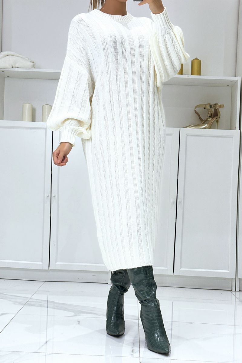 Longue robe pull blanche over size manche ballon  - 4