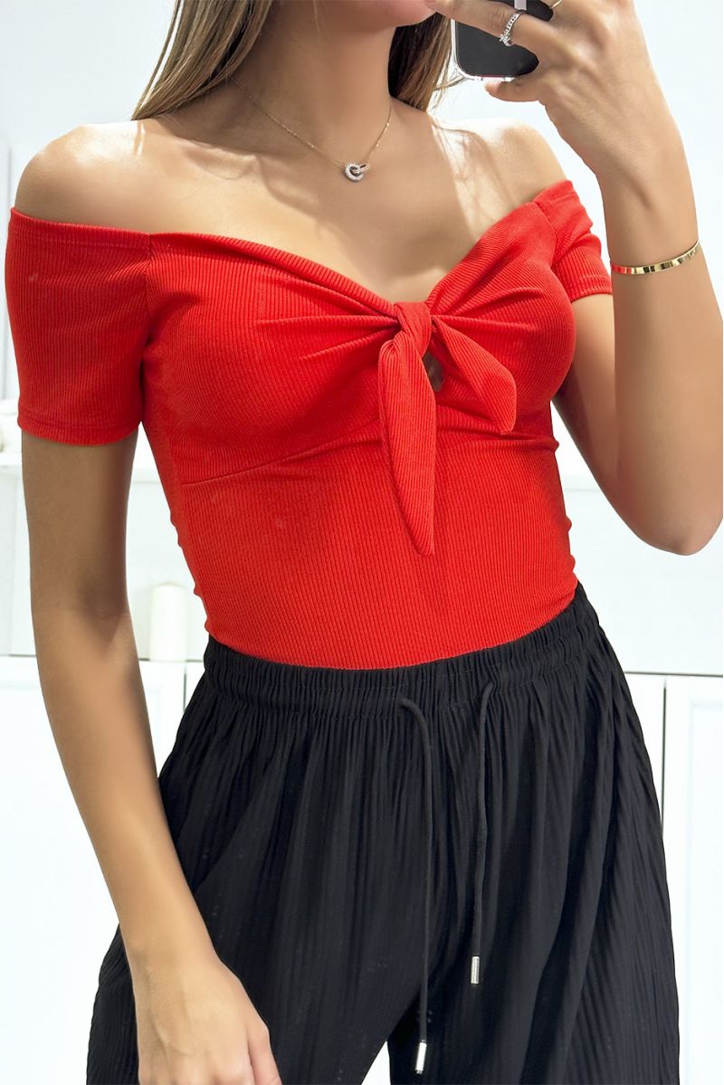Red cropped top with shell on the chest and pretty bow, short sleeves and bare shoulders - 2