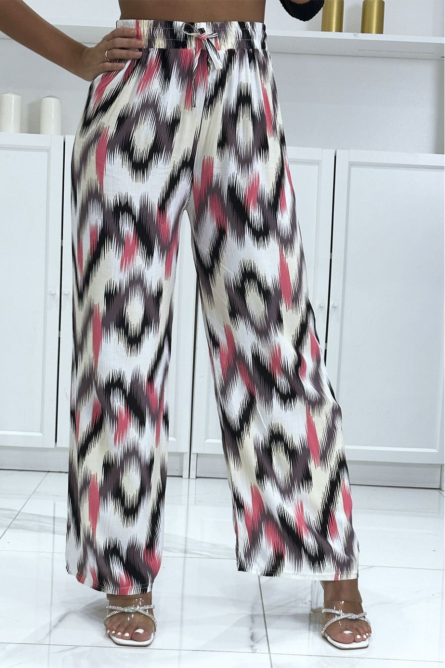 Pantalon palazzo noir et rose avec jolie motif coloré - 2