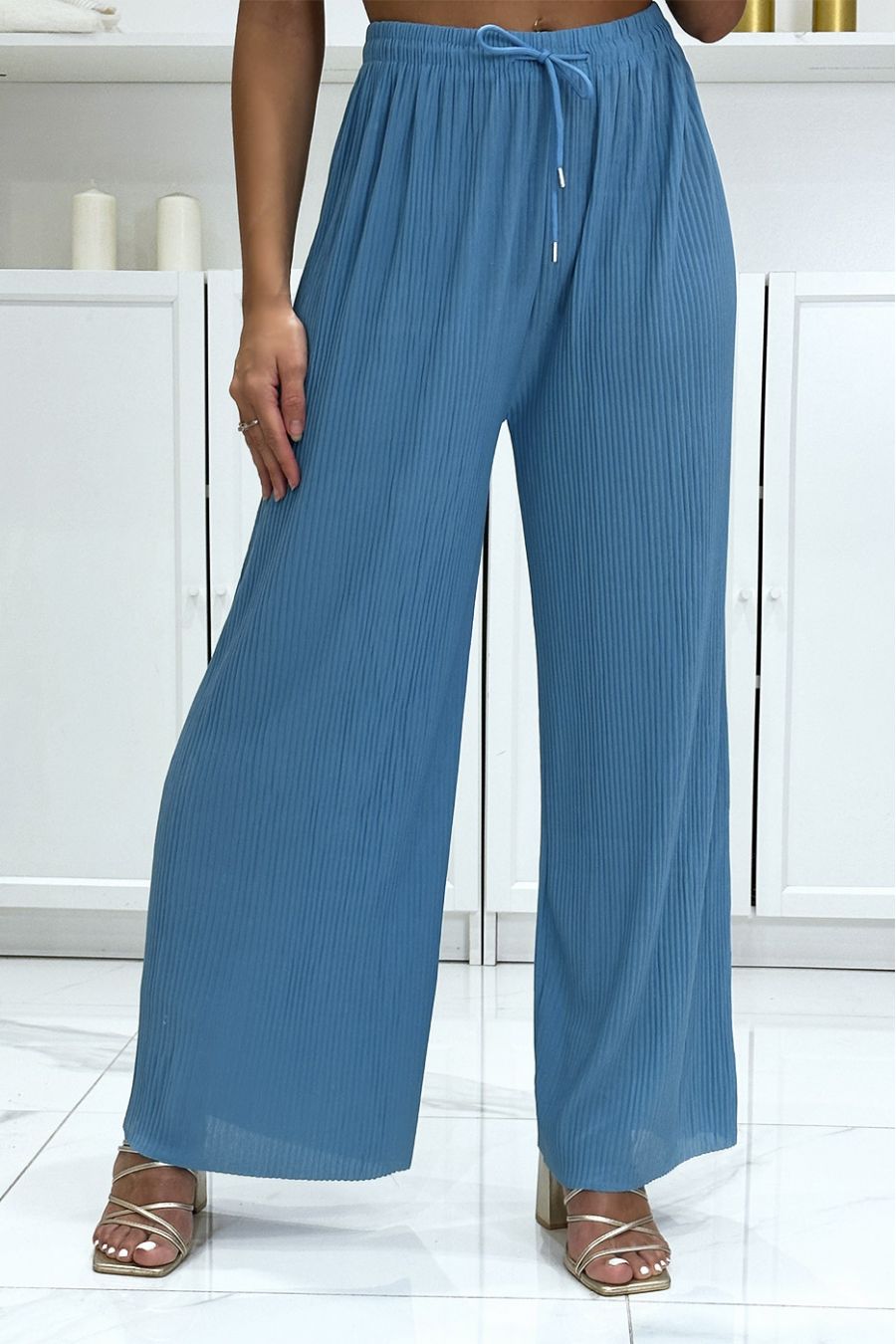 Pantalon palazzo indigo ceinturé, très tendance