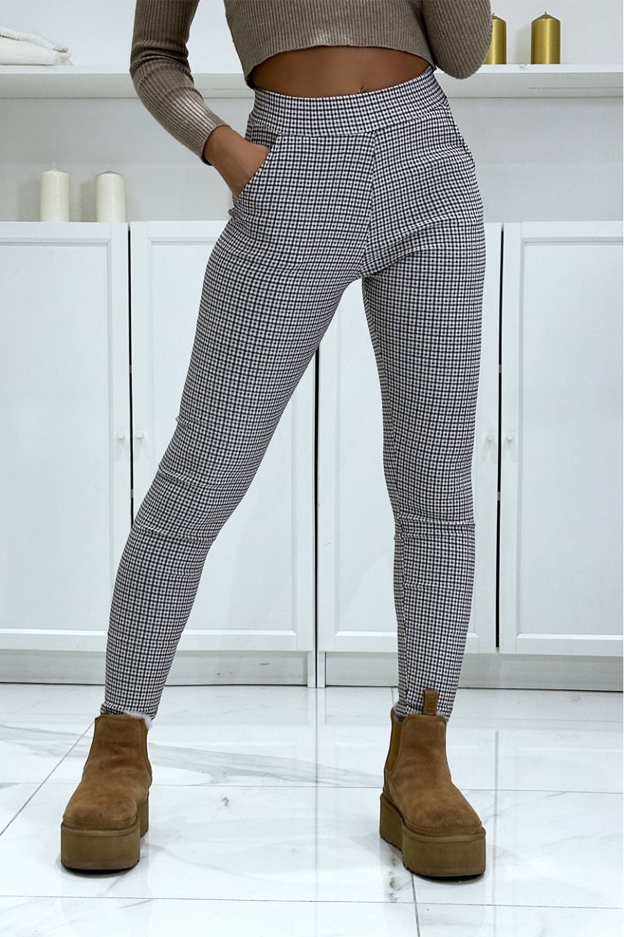 Slanke bordeauxrode broek met ruitpatroon en zakken - 2