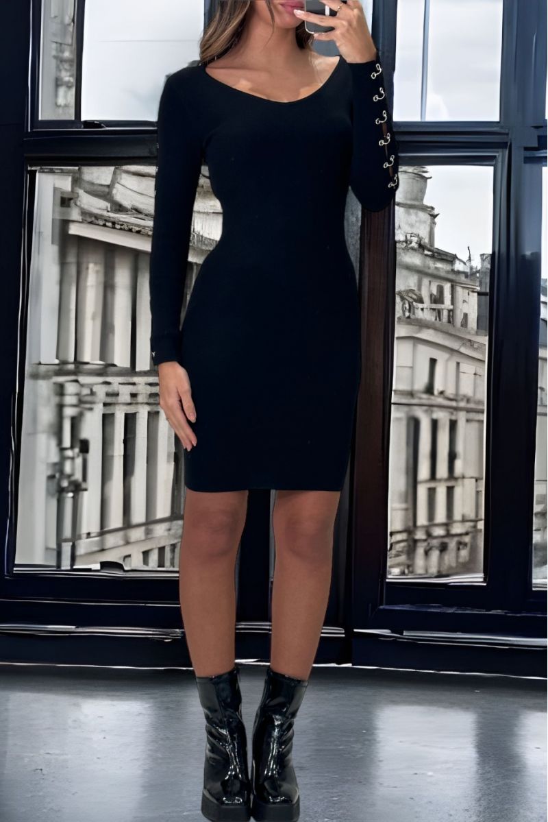 Belle robe pull noir en maille épaisse et extensible avec accessoire aux manches  - 3