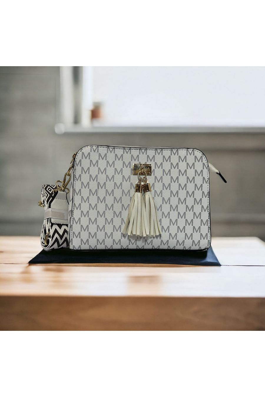 InWWi white handbag with 3 closures - 1