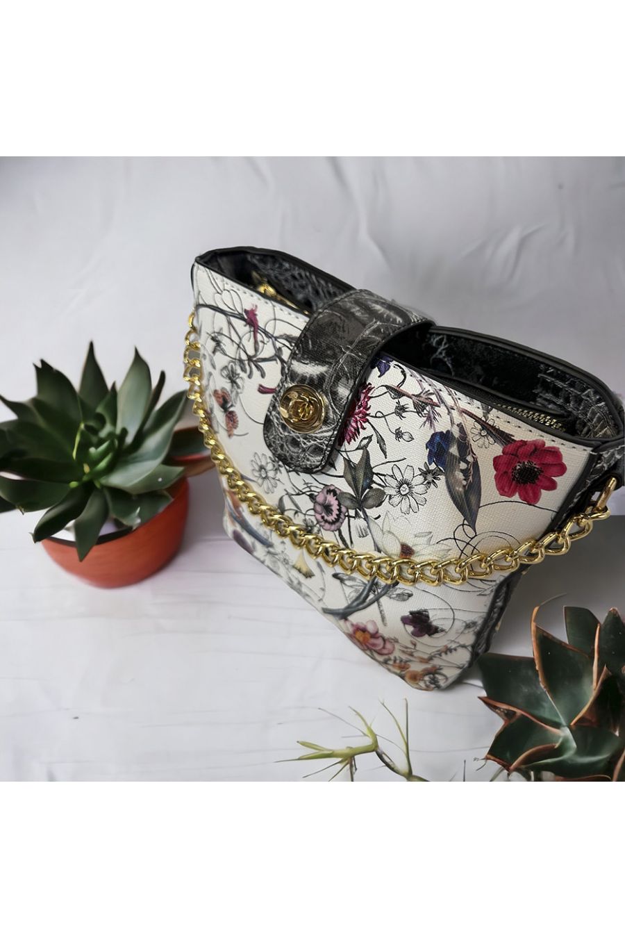 White and red floral inspired handbag - 2