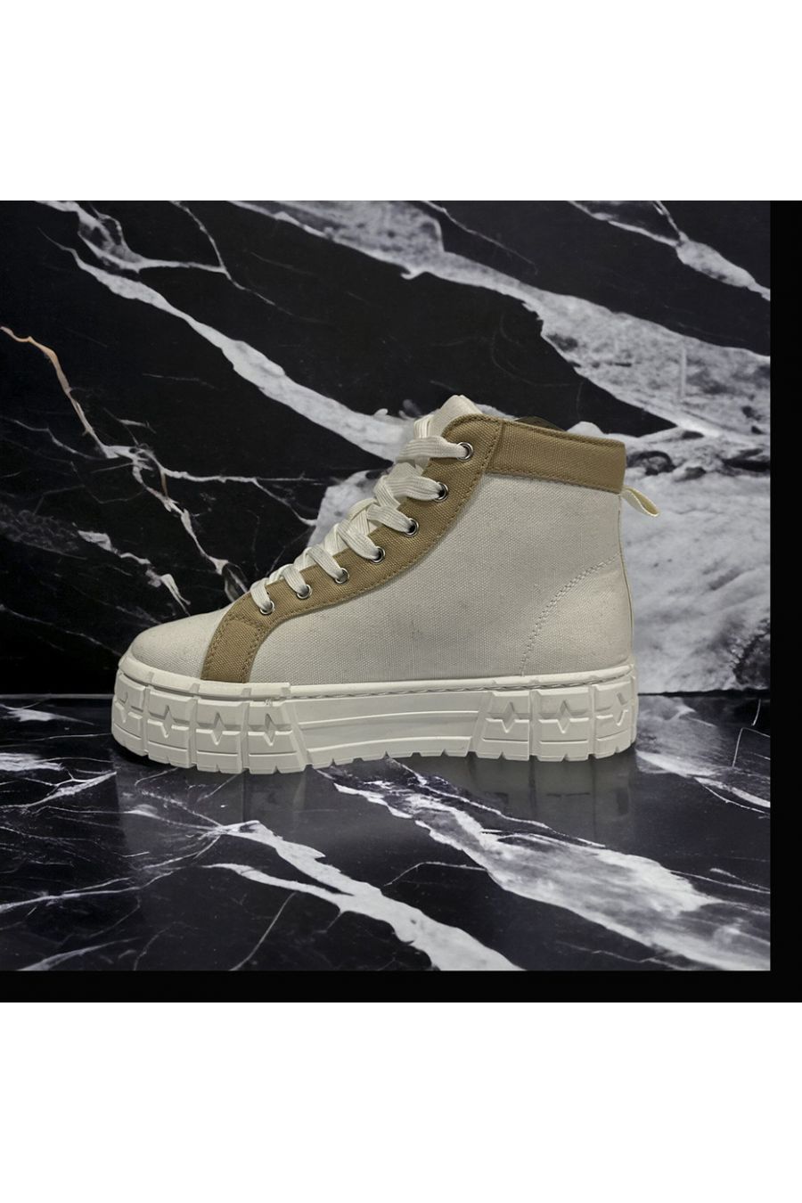 Inpsi chunky sole boot in white - 1