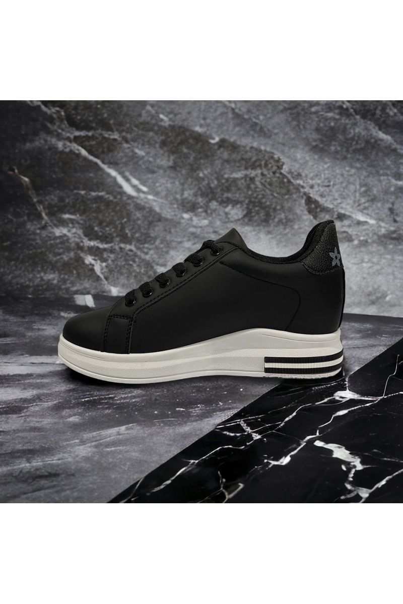 Zwarte sneaker geïnspireerd - 1