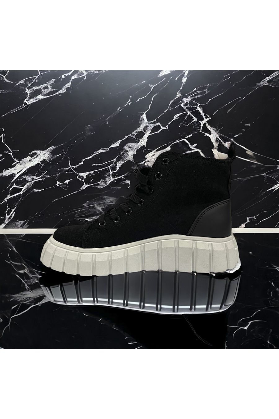 Zwart enkellaarsje met witte zool - 1