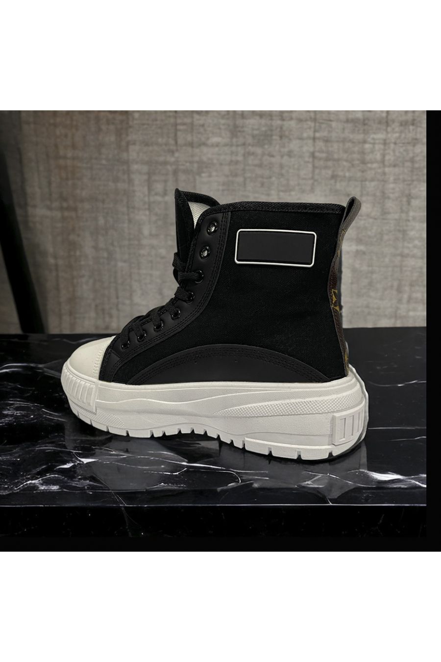 Hoge schoen van zwart canvas met zwarte veters - 1