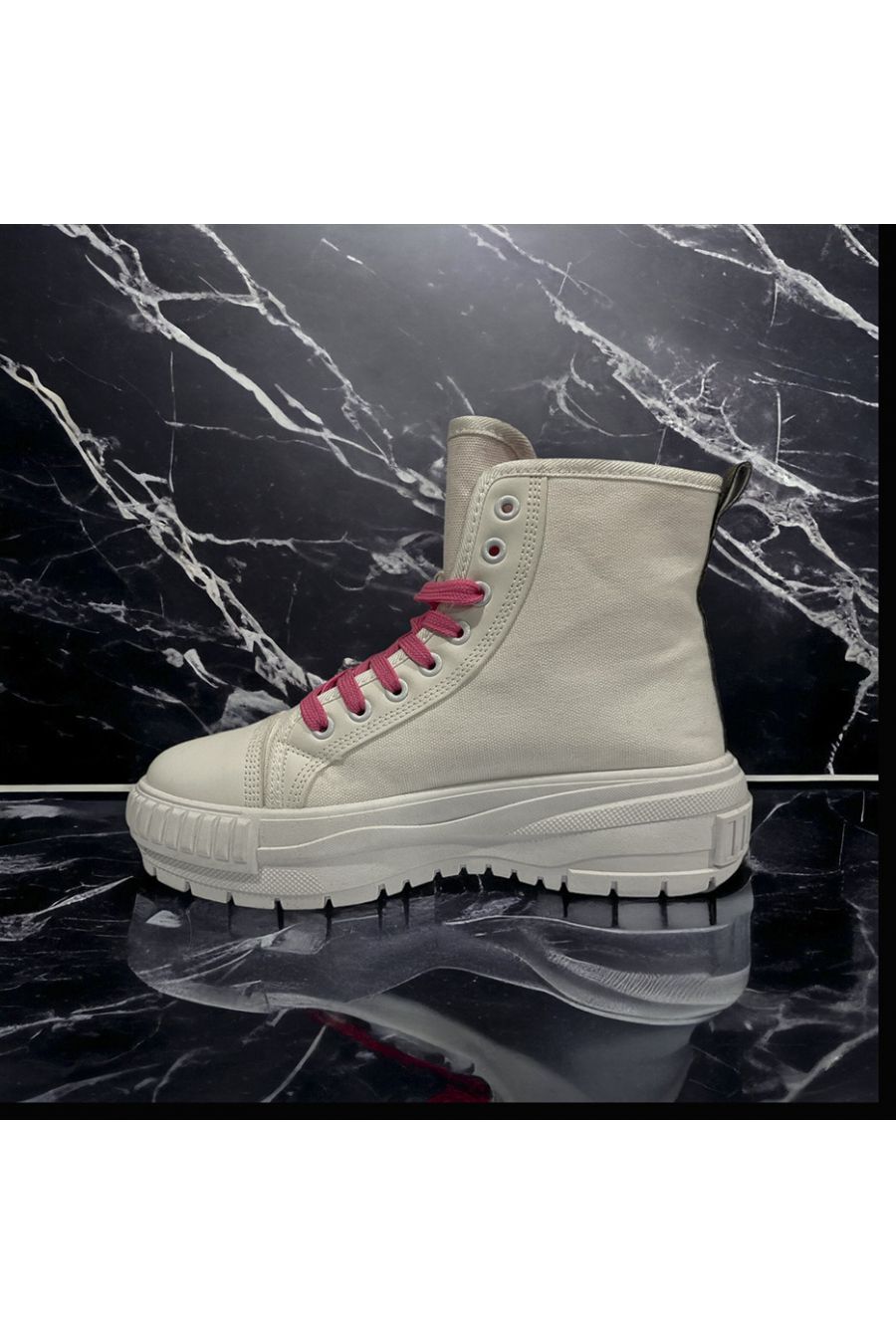 Hoge schoen van wit canvas met roze veters - 2