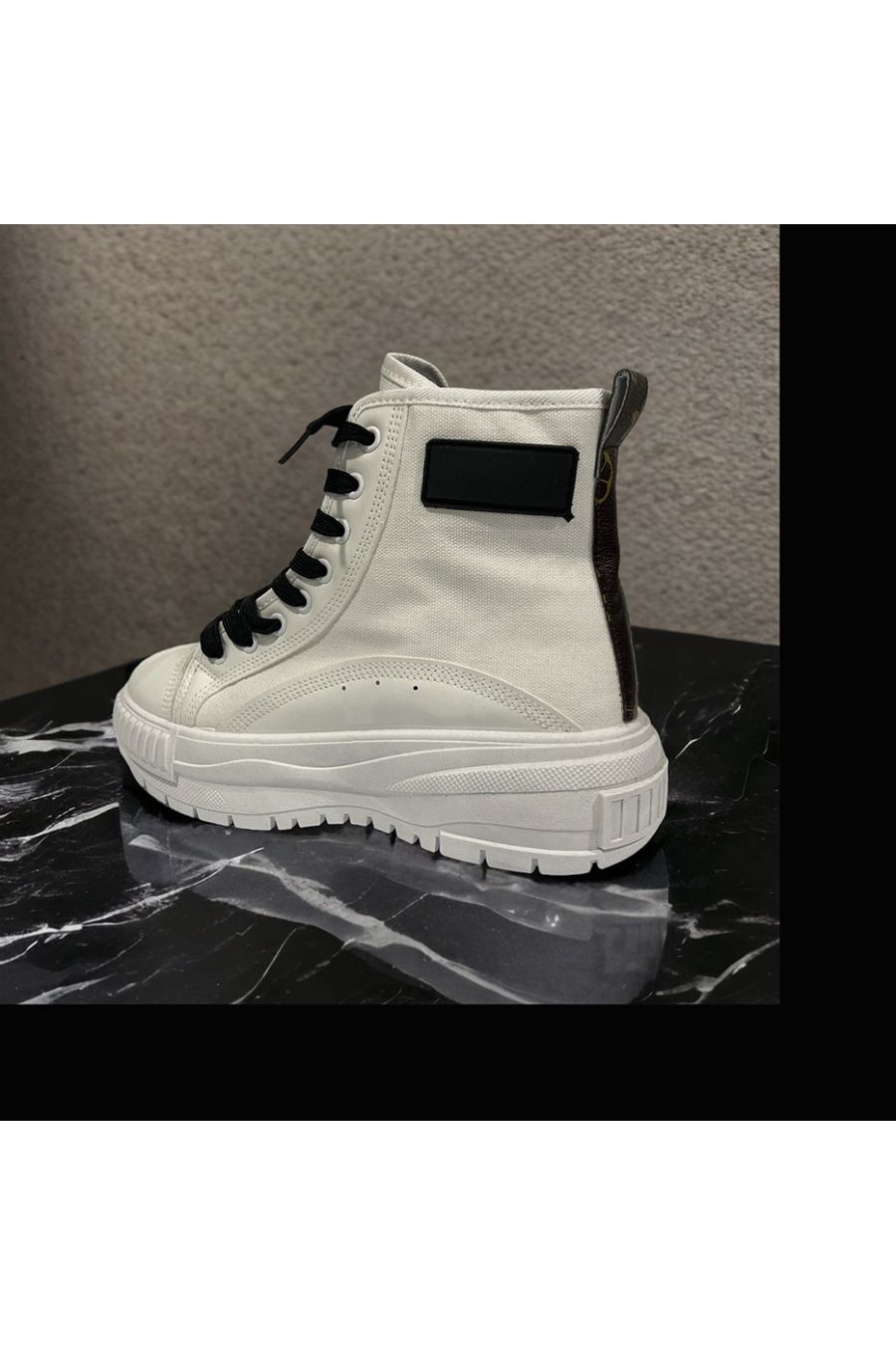 Chaussure montante en toile blanche lacet noir - 1