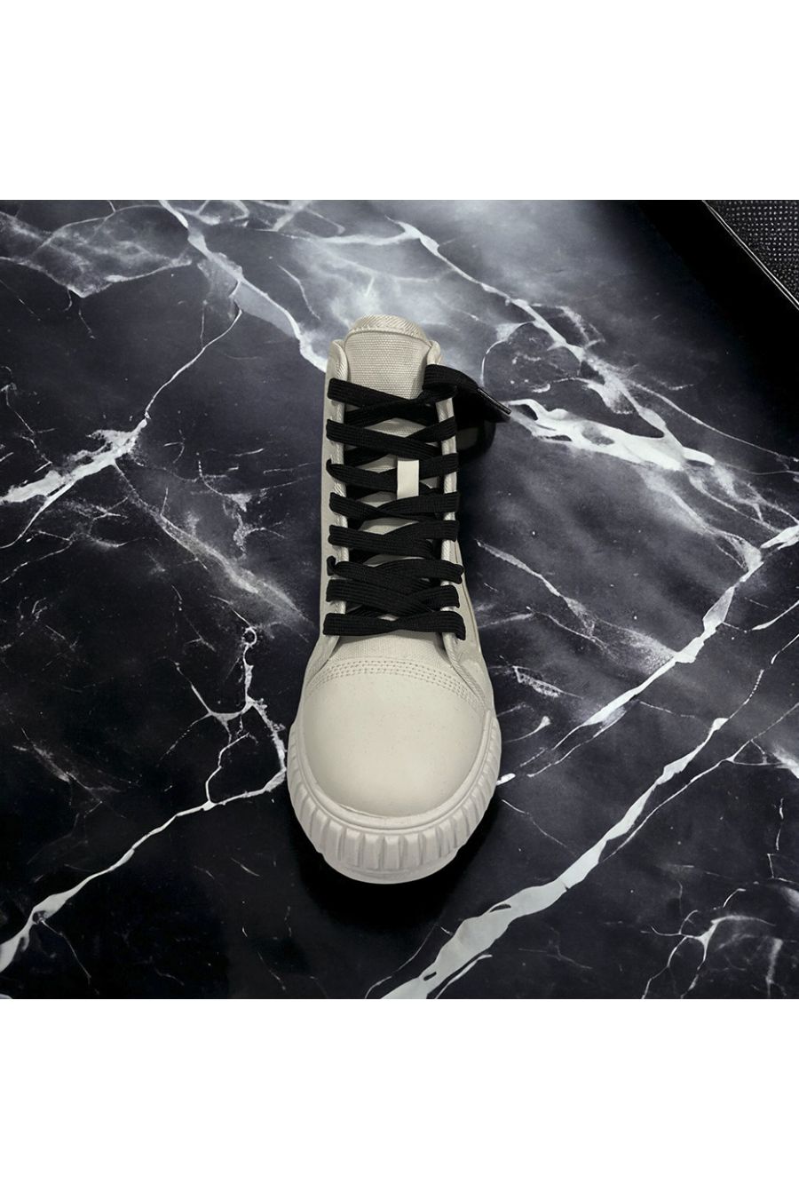 Chaussure montante en toile blanche lacet noir - 3
