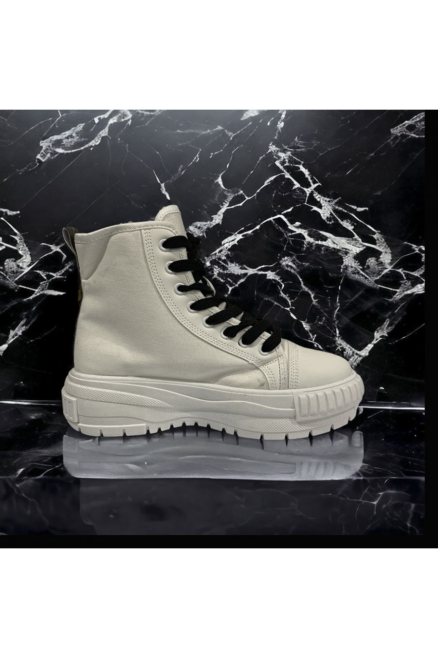 Hoge schoen van wit canvas met zwarte veters - 4