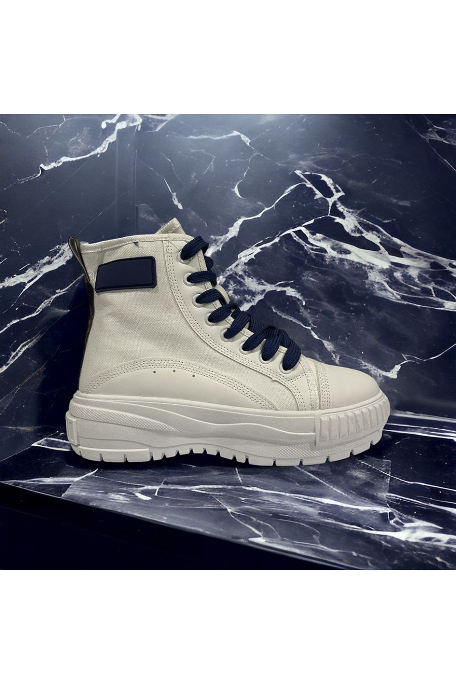 High shoe in white canvas with blue laces